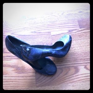 Auth 💯Calvin Klein Sz 7.5 Reptile Blue worn twice